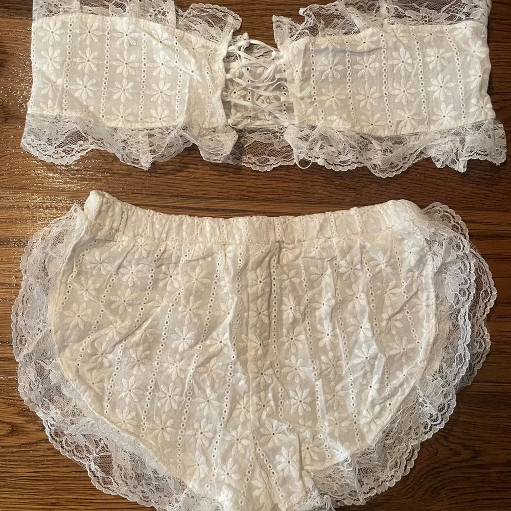Lacey white shorts set - Picture 3 of 3